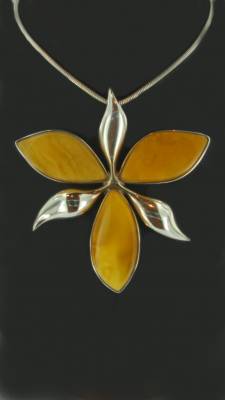 Anh�nger Blume Bernstein milchig