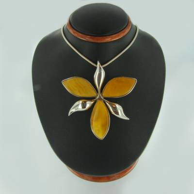 Anh�nger Blume Bernstein milchig