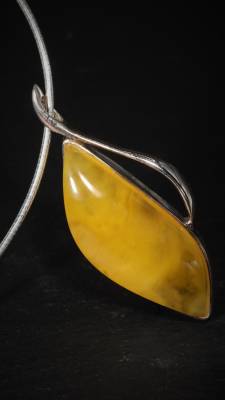 Anh�nger Bernstein milchig (gelb)