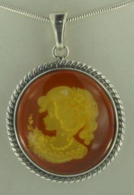 Anh�nger Gemme (Kamee) rund Bernstein braun