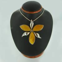 Anh�nger Blume Bernstein milchig