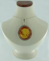 Anh�nger Gemme (Kamee) rund Bernstein braun